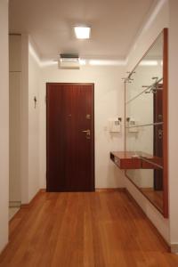 een badkamer met een houten deur en een spiegel bij Apartment Karlo near the most beautiful beach Žnjan in Split