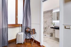 Ένα μπάνιο στο Trevi Private Suites by Premium Suites Collection +37 φωτογραφίες