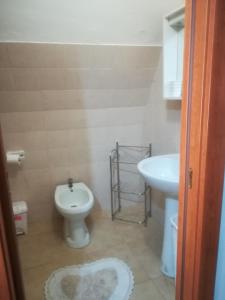 La salle de bains est pourvue de toilettes et d'un lavabo. dans l'établissement B&B S.Antonio, à Bari