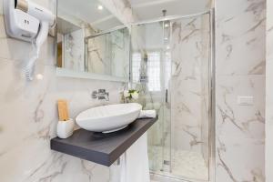 Ένα μπάνιο στο Trevi Private Suites by Premium Suites Collection