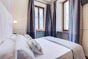 Ένα ή περισσότερα κρεβάτια σε δωμάτιο στο Trevi Private Suites by Premium Suites Collection