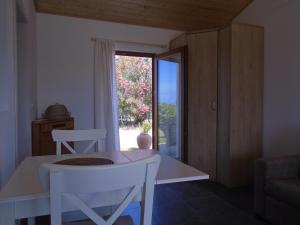une chambre avec une table, des chaises et une fenêtre dans l'établissement Passo a passo, à Santo André