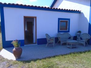 une maison bleue et blanche avec des chaises et une terrasse dans l'établissement Passo a passo, à Santo André