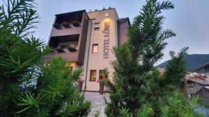 un edificio con plantas delante de él en Loewe Dolomites, en San Candido