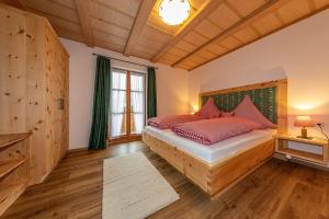 Tempat tidur dalam kamar di Neuerbaute Ferienhaushälfte 4erspitzblick