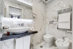 Ένα μπάνιο στο Trevi Private Suites by Premium Suites Collection