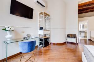 Μια τηλεόραση ή/και κέντρο ψυχαγωγίας στο Trevi Private Suites by Premium Suites Collection