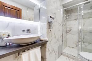 Ένα μπάνιο στο Trevi Private Suites by Premium Suites Collection