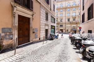 una calle adoquinada con una fila de motos estacionadas en Trevi Private Suites by Premium Suites Collection en Roma