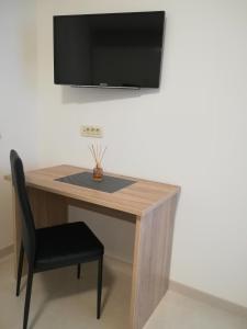 ポラトにあるApartman Anaの木製テーブル(椅子付)、壁掛けテレビ