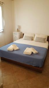 Villa Glaykos tesisinde bir odada yatak veya yataklar