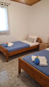En eller flere senger på et rom på Villa Glaykos