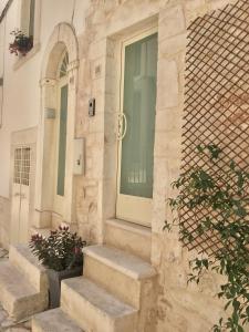 une maison en pierre avec des escaliers menant à une porte. dans l'établissement LA CASETTA 6058, à Conversano