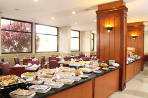 Una línea de buffet con muchos platos de comida en Sorocaba Park Hotel by Atlantica, en Sorocaba