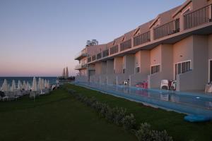 Bazén v ubytování Golden Coast Beachfront Resort nebo v jeho okolí