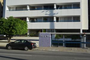 um carro preto estacionado em frente a um edifício em Sun Paradise - Pio X em Maceió