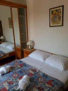 sypialnia z łóżkiem z dwoma ręcznikami w obiekcie Guesthouse Lidija w mieście Kukljica