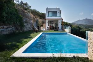 une villa avec une piscine et une maison dans l'établissement Villas Libra, à Falasarna