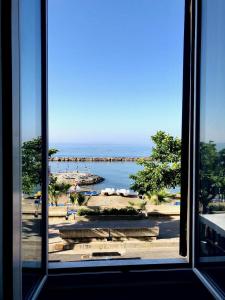 widok na ocean z okna w obiekcie Casa del cardinale w mieście Santo Stefano al Mare