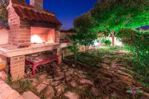 Vonkajšia záhrada v ubytovaní Holiday home with pool, Supetar, Island Brac