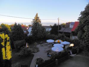 einen Blick über einen Garten mit Sonnenschirmen in der Unterkunft Grüner Baum in Stetten