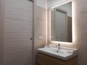 La salle de bains est pourvue d'un lavabo et d'un miroir. dans l'établissement Il Tucano - Taormina, à Taormine