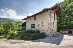 a building that is sitting in a yard at Casa Vacanze Le Primule in Peveragno