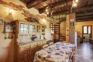 Casa Vacanze Le Primule في Peveragno: مطبخ مع طاولة في الغرفة