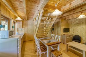kuchnia i jadalnia z drewnianymi spiralnymi schodami w obiekcie Ośrodek Wypoczynkowy Nemo w mieście Krynica Morska