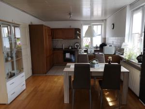 una cucina con tavolo e sedie in una stanza di Ferienwohnung Menden a Menden