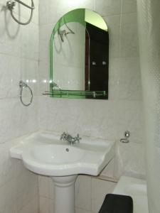 Ein Badezimmer in der Unterkunft Hotel Dot Com Entebbe