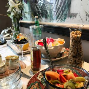 una mesa con platos de comida y un bol de fruta en Moulin de Bapaumes, en Nérac