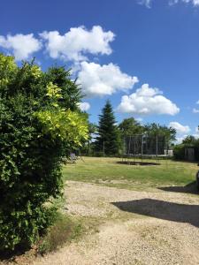 un parco con canestro da basket in lontananza di La Maison des Prés Disney Paris a Chambry