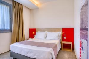 Habitación de hotel con cama grande y ventana en Boutique Hotel Bramante & SPA en Urbania