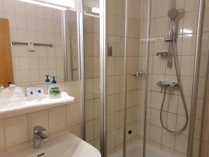 Phòng tắm tại Hotel Jägerhof garni
