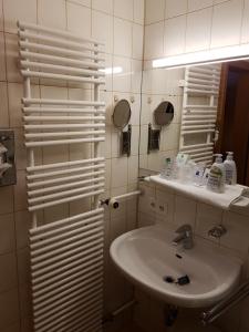 Phòng tắm tại Hotel Jägerhof garni