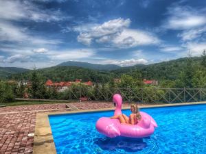 Bazén v ubytování Pansionat Paradiz nebo v jeho okolí
