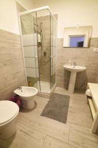 ein Bad mit einer Dusche, einem WC und einem Waschbecken in der Unterkunft TIFEO Bed & Breakfast in Catania