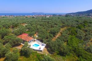 una vista aérea de una casa con piscina en villa Santa Marina en Makryámmos