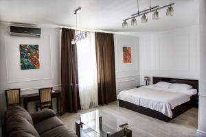 une chambre d'hôtel avec un lit et un canapé dans l'établissement VIP Hotel, à Izmaïl