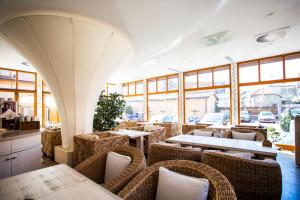 弗塞廷的住宿－Hotel MAGISTR Vsetín，餐厅设有桌椅和窗户。