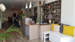 a coffee shop with yellow pillows and a counter at Le Chabi in La Chapelle-dʼAbondance