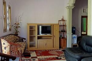 Televízia a/alebo spoločenská miestnosť v ubytovaní Homestay Mbak Sulis Bromo