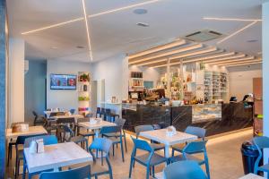 Un restaurante u otro lugar para comer en Boutique Hotel Bramante & SPA