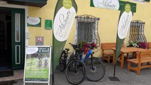 a group of bikes parked next to a building at Frühstückspension Haus Ahamer in Ebensee