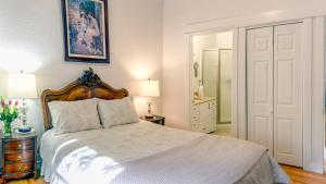 Llit o llits en una habitació de Second Street Cottages