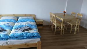 Postel nebo postele na pokoji v ubytování Apartmány Orlík - Loužek
