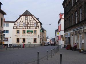 eine Straße in einer Stadt mit einem großen Gebäude in der Unterkunft Rathausschenke Münstermaifeld in Münstermaifeld