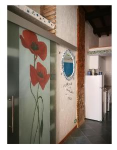 a wall with a painting of red flowers on it at LA PERLA in Isola del Giglio