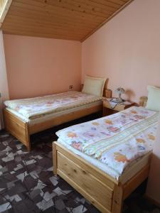 two beds sitting in a room with at Къща за гости Григорови in Raduil